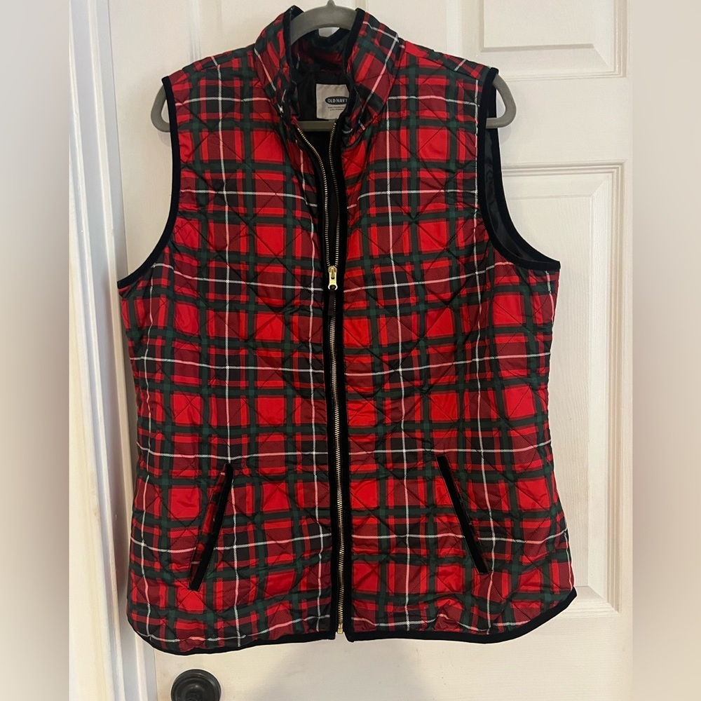 🚨Flash Sale 🚨Old Navy Red and Green Holiday Plaid Vest. XL. GUC.